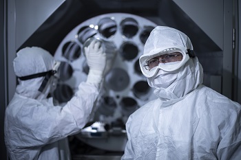 Deux personnes dans un laboratoire