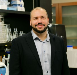 A man stands in a lab